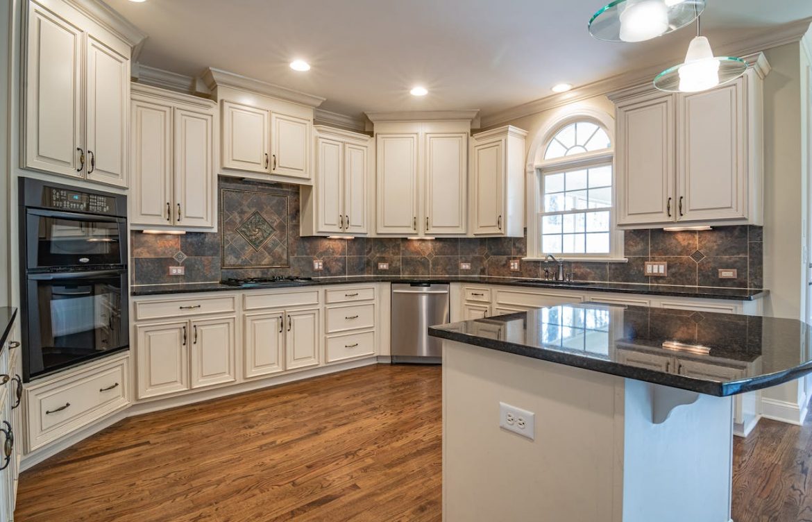 Maximizing Efficiency: The Art of Organizing Kitchen Cabinets