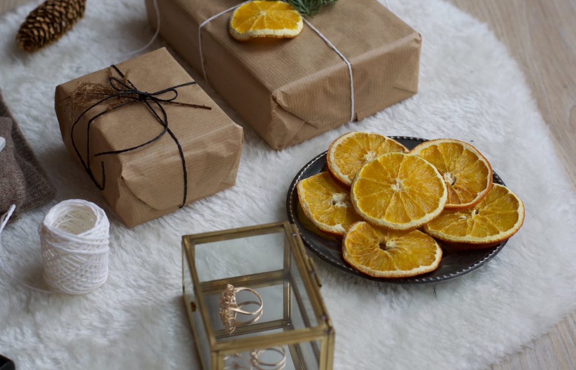 Indulging in Festive Feasts: 5 Yummy Eating Gifts for the Holiday Season